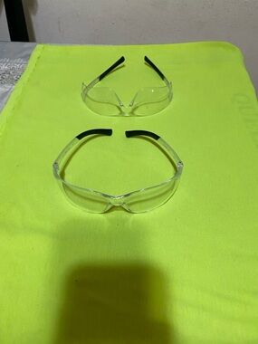 Clear Safety Glasses Black Temple  Unisex New 4x 6.00$ clearance Open to Offers